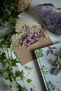 A delicate composition of flowers, ivy, and amethyst conveying natural elegance.